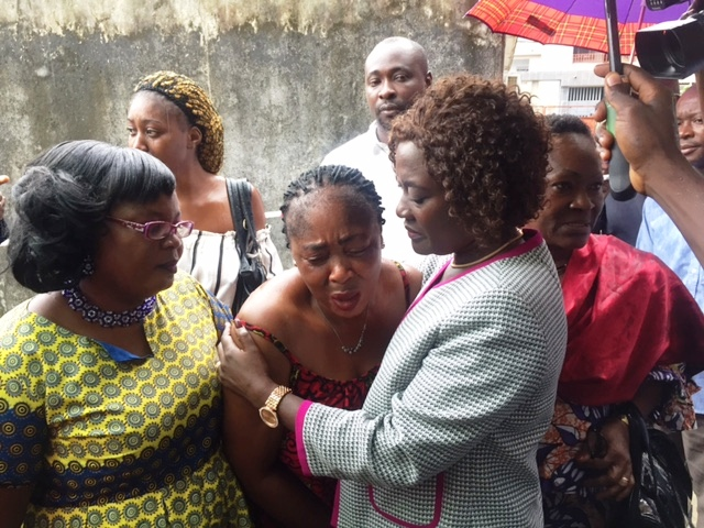 SOLIDARITE : LA MINISTRE MARIATOU KONE AUX COTES DES FAMILLES DES PERSONNES DECEDEES DANS UN INCENDIE A GRAND-BASSAM