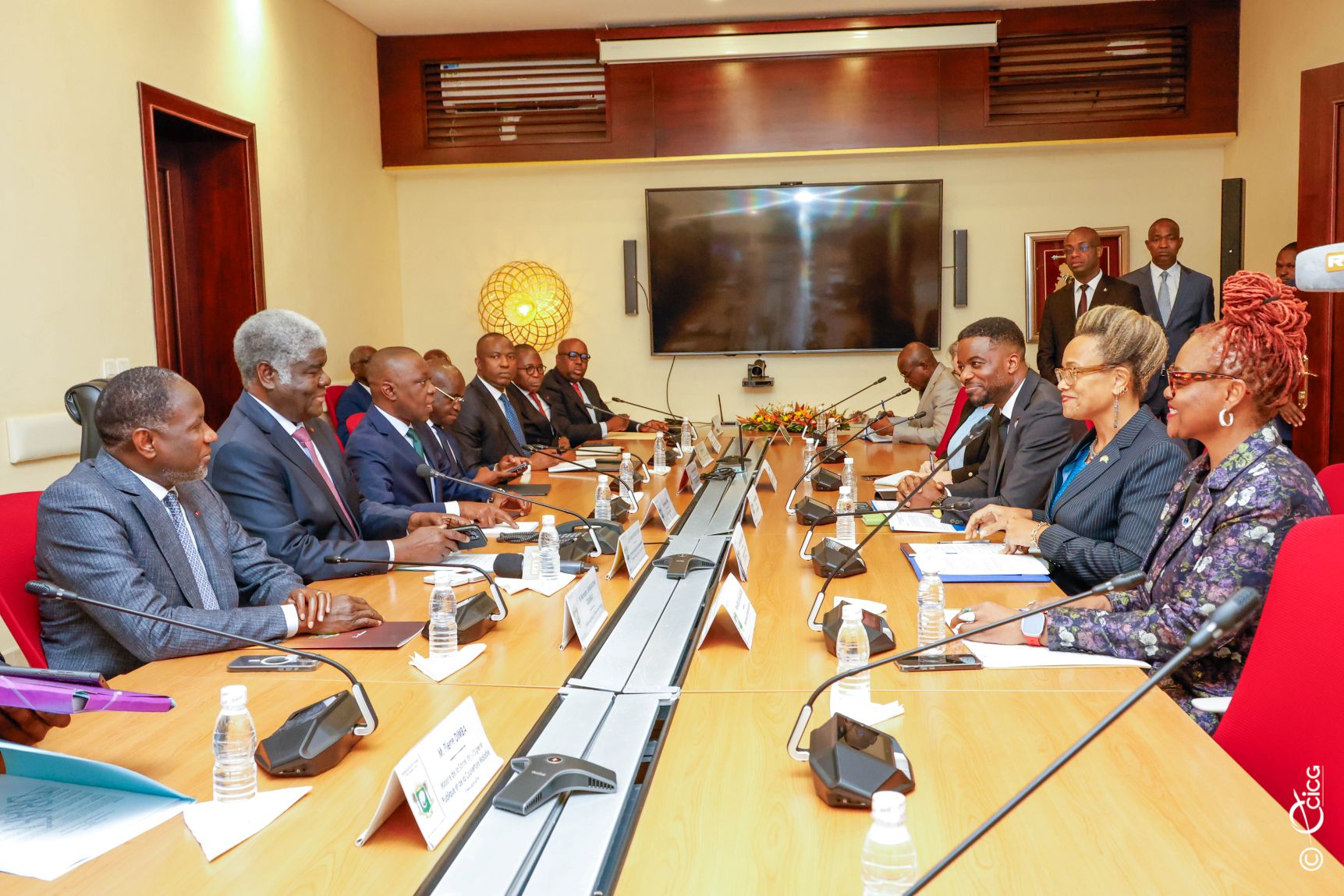 COOPÉRATION CÔTE D'IVOIRE - USA : ROBERT BEUGRÉ MAMBÉ PARTAGE LES PRIORITÉS DU GOUVERNEMENT IVOIRIEN AVEC UNE DÉLÉGATION AMERICAINE